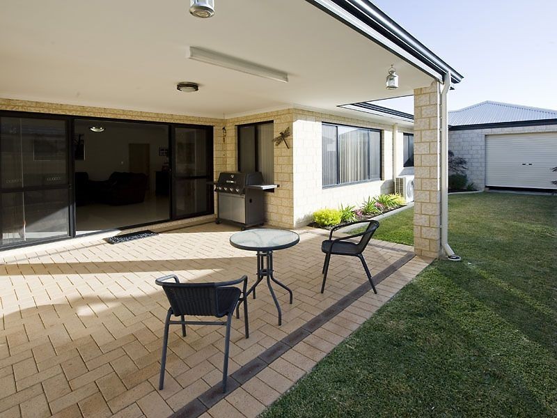 9 Nuchea Vista, Parklands WA 6180