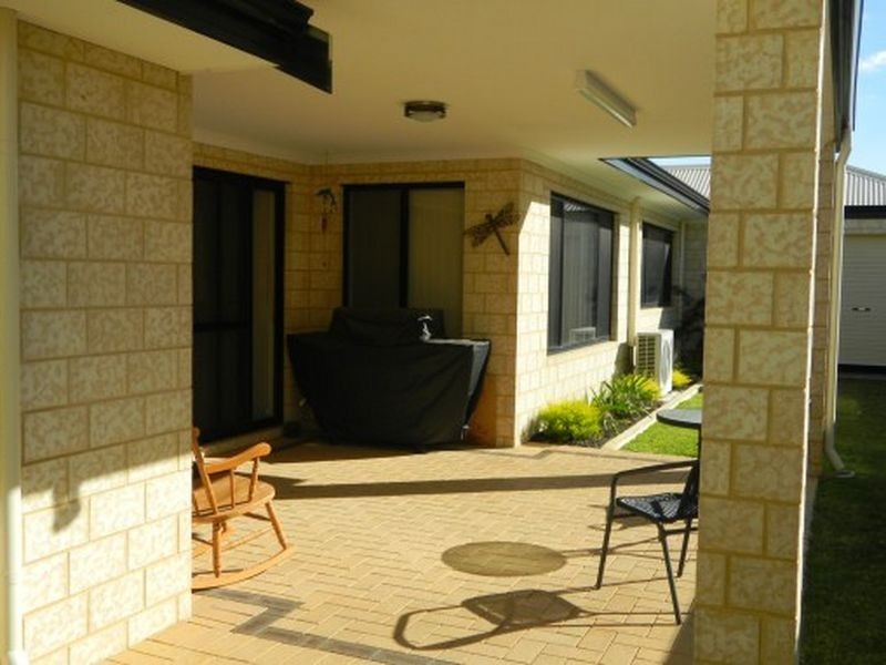 9 Nuchea Vista, Parklands WA 6180