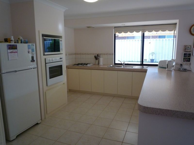 19 Floribunda Avenue, Halls Head WA 6210