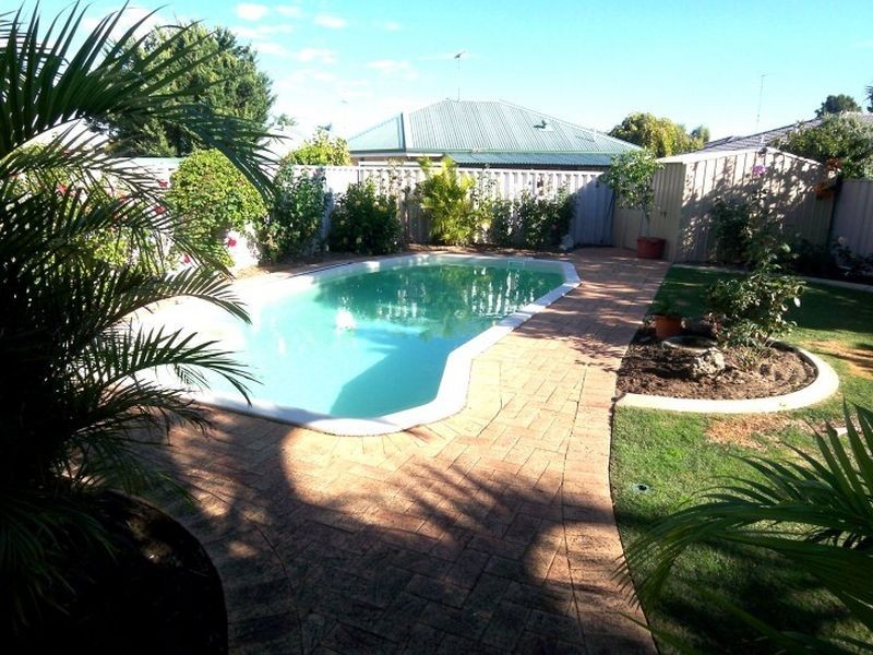 5 Pine Court, Meadow Springs WA 6210