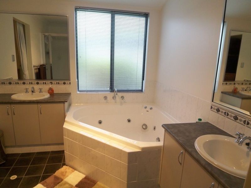 209 Oakmont Avenue, Meadow Springs WA 6210