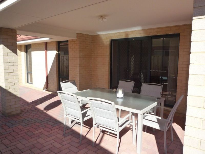 11 Lomatia Ramble, Halls Head WA 6210