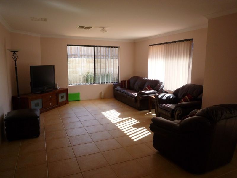 11 Lomatia Ramble, Halls Head WA 6210