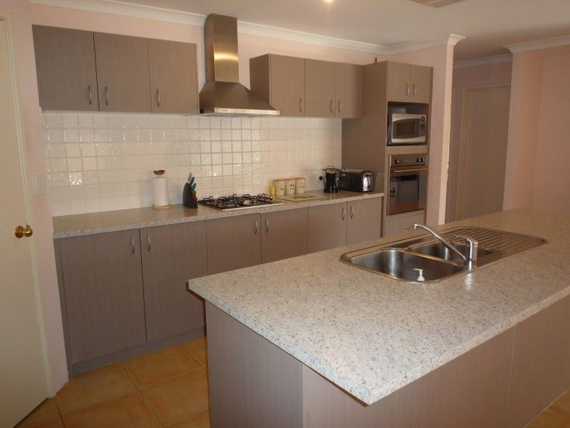 11 Lomatia Ramble, Halls Head WA 6210