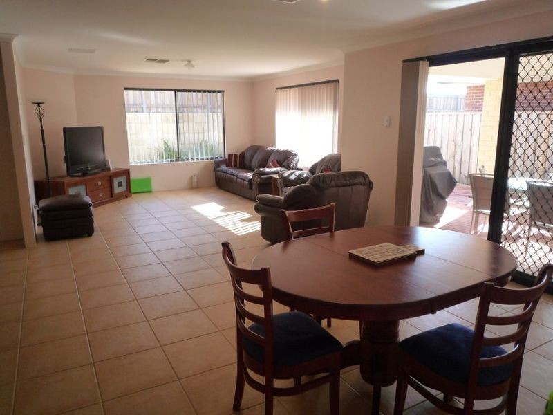 11 Lomatia Ramble, Halls Head WA 6210