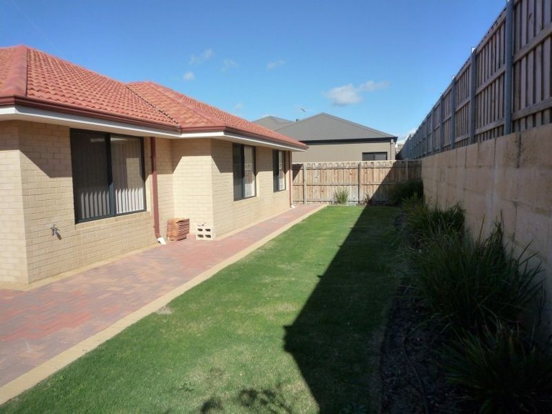 11 Lomatia Ramble, Halls Head WA 6210