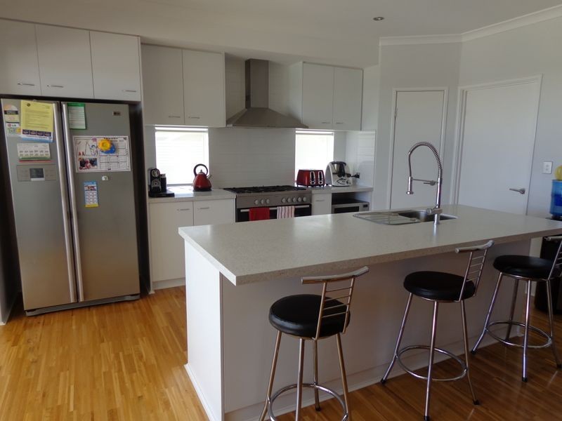 8 Carissa Turn, Halls Head WA 6210