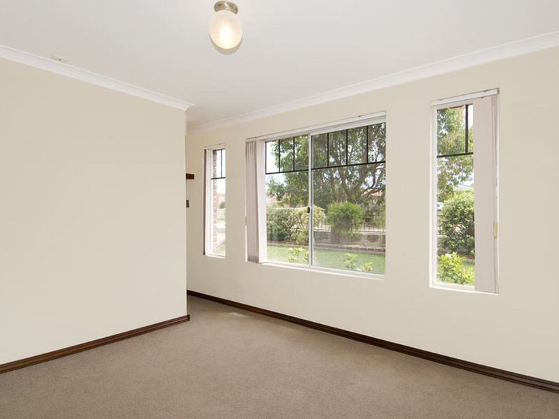 54 Casuarina Drive, Halls Head WA 6210