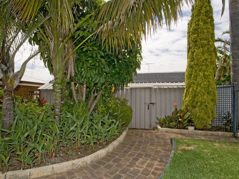 54 Casuarina Drive, Halls Head WA 6210