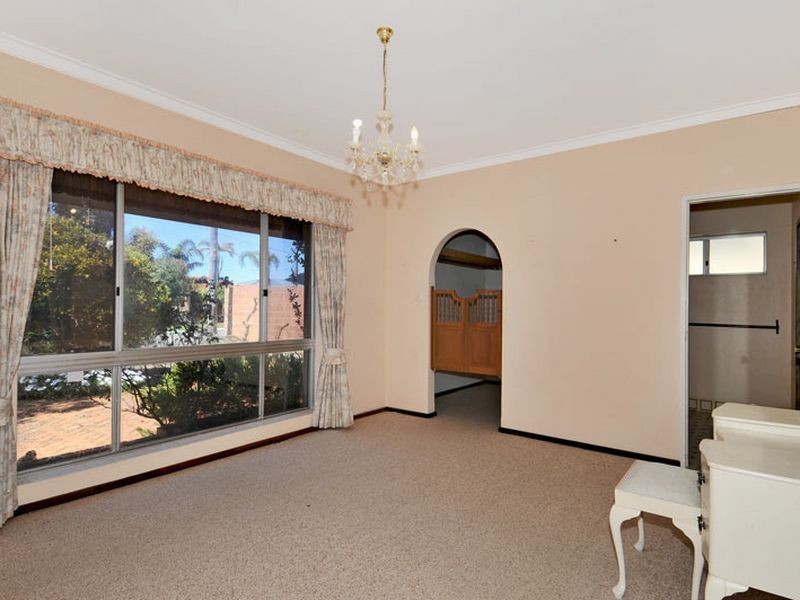 6 Armstrong Street, Halls Head WA 6210