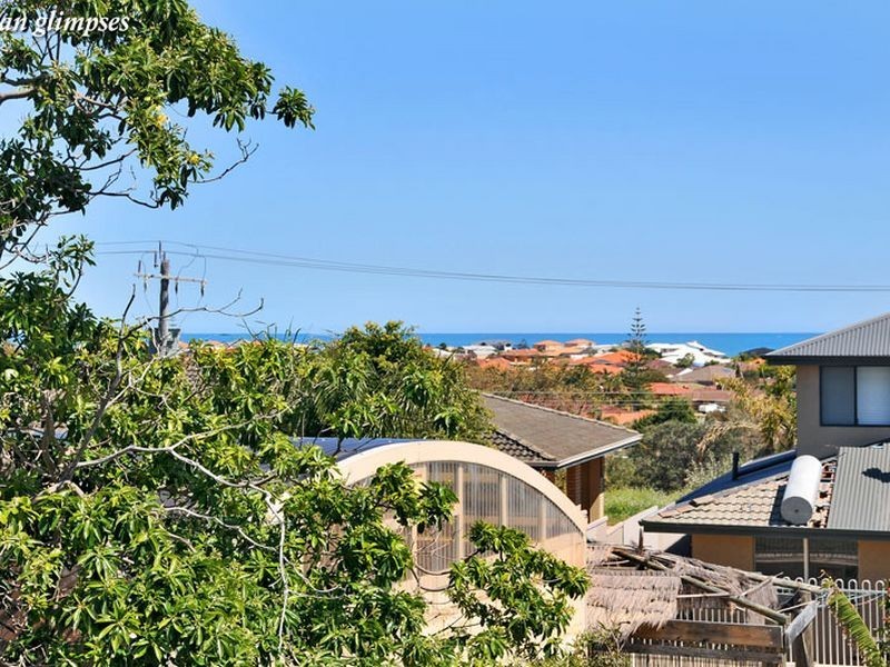 6 Armstrong Street, Halls Head WA 6210