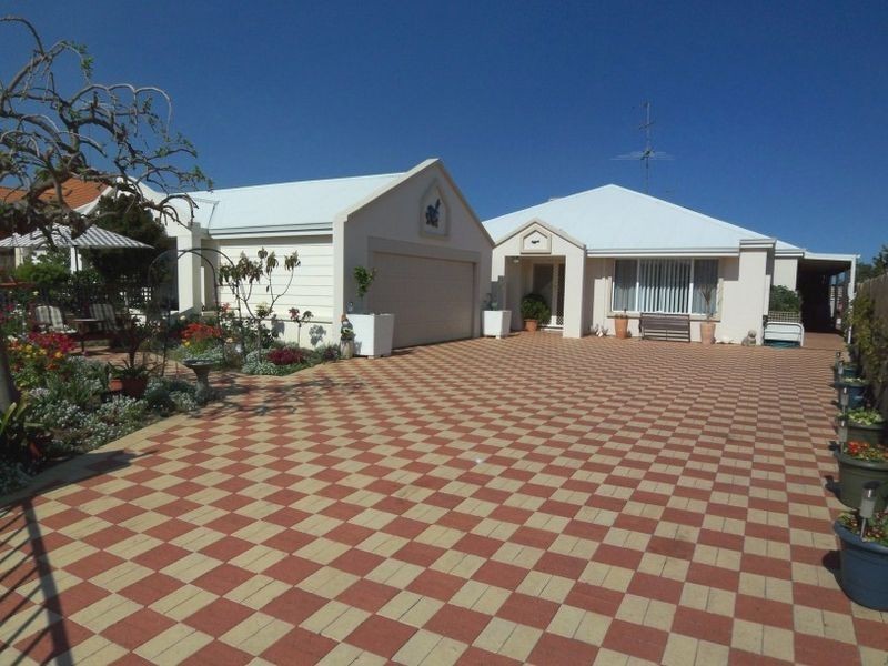 2B Galleon Close, Halls Head WA 6210
