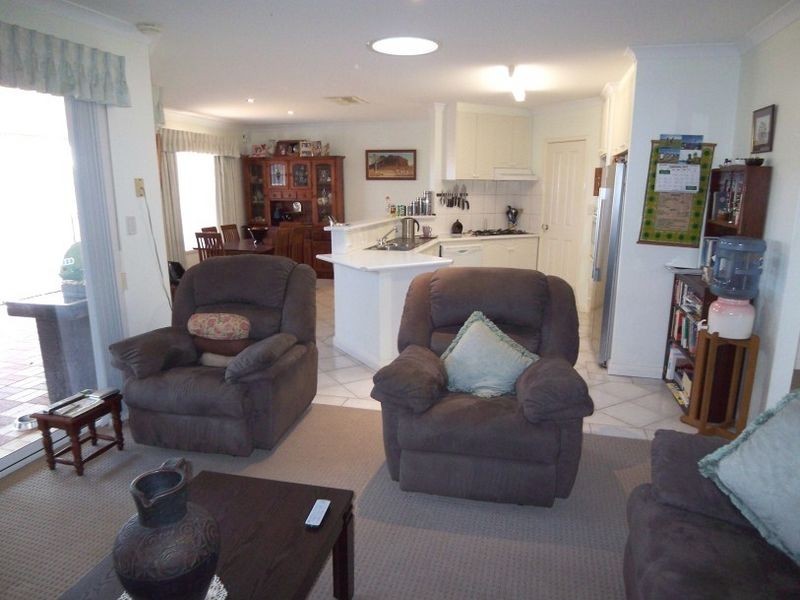 2B Galleon Close, Halls Head WA 6210