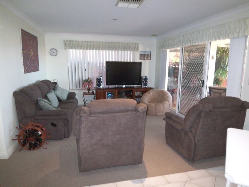 2B Galleon Close, Halls Head WA 6210