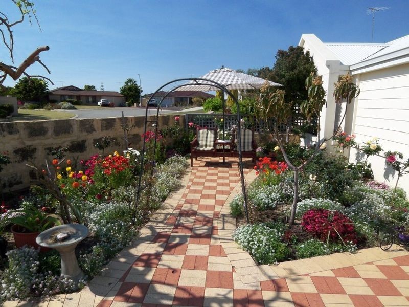 2B Galleon Close, Halls Head WA 6210