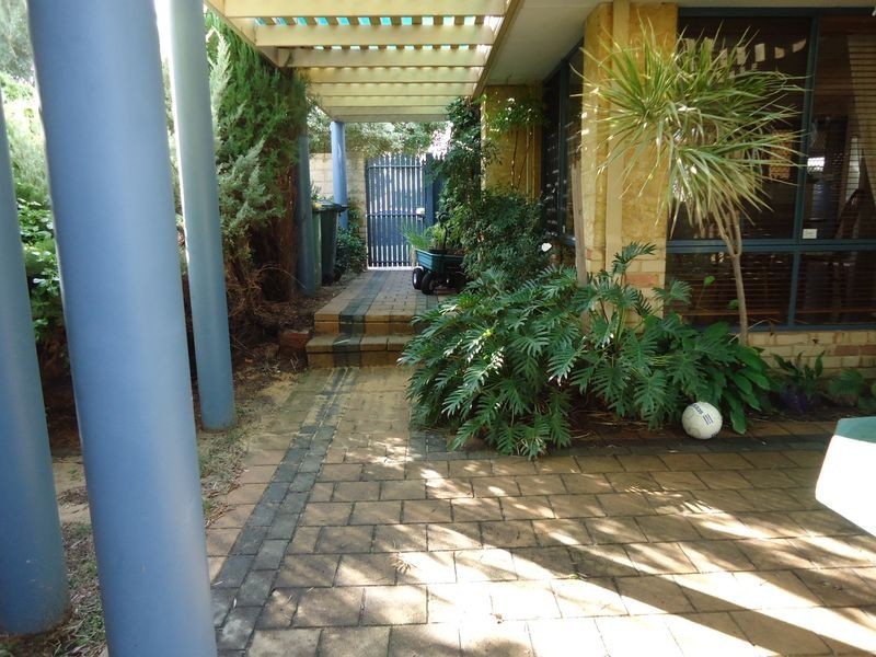 7 Suncrest Meander, Meadow Springs WA 6210