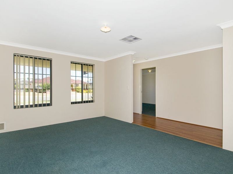 208 Peelwood Parade, Halls Head WA 6210