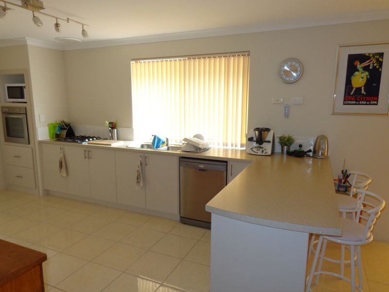 6 Lismore Ridge, Lakelands WA 6180