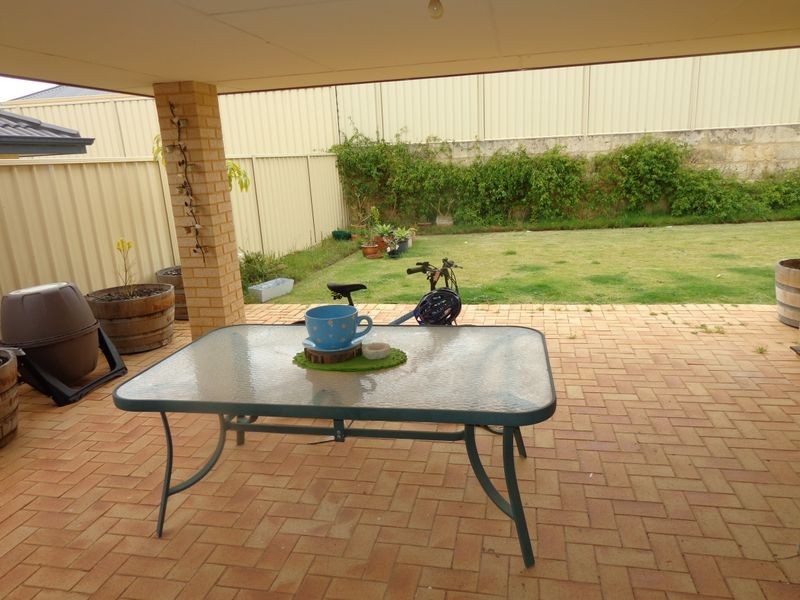 6 Lismore Ridge, Lakelands WA 6180