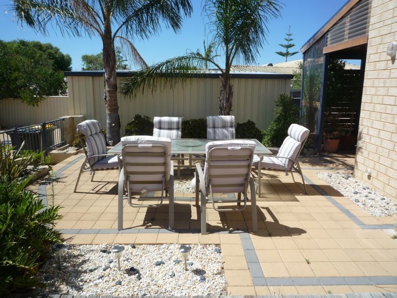7 Dryandra Place, Halls Head WA 6210