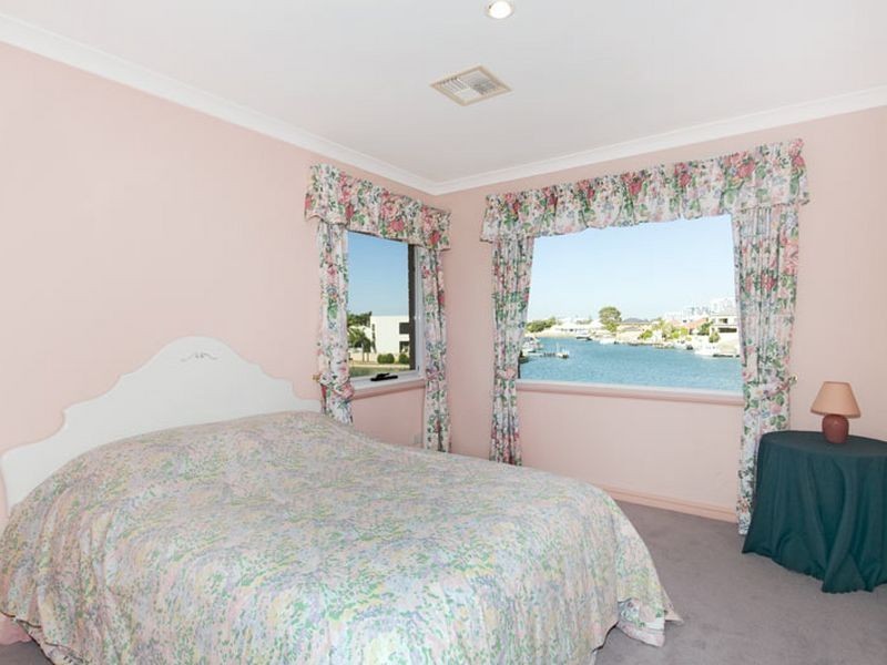 7 Baruna Court, Halls Head WA 6210