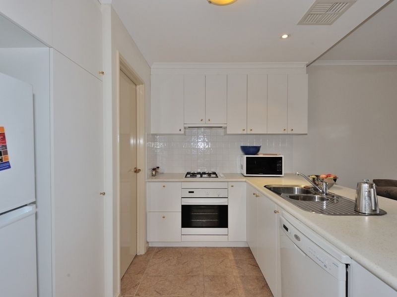 4/3 Piccolo Place, Halls Head WA 6210
