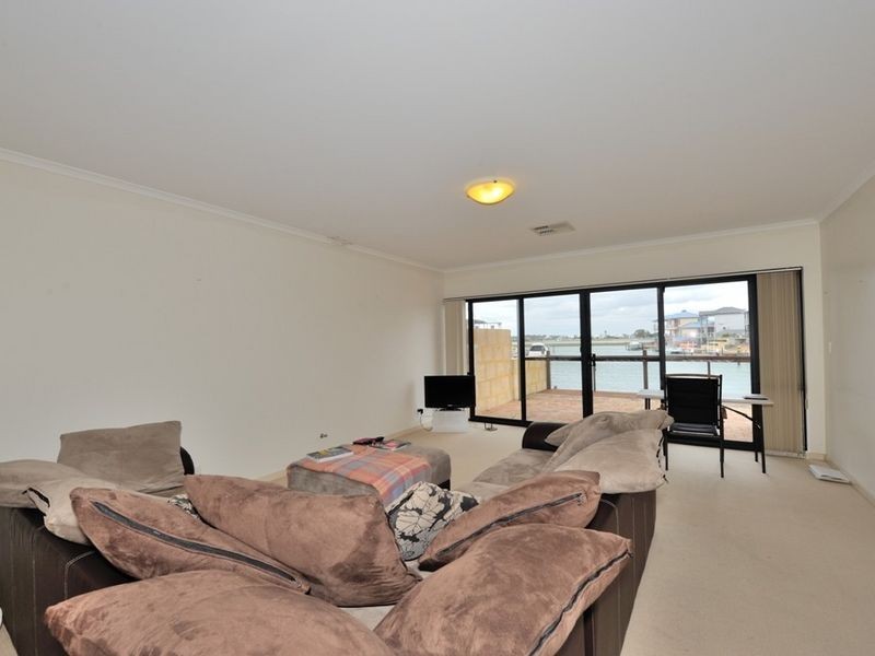 4/3 Piccolo Place, Halls Head WA 6210