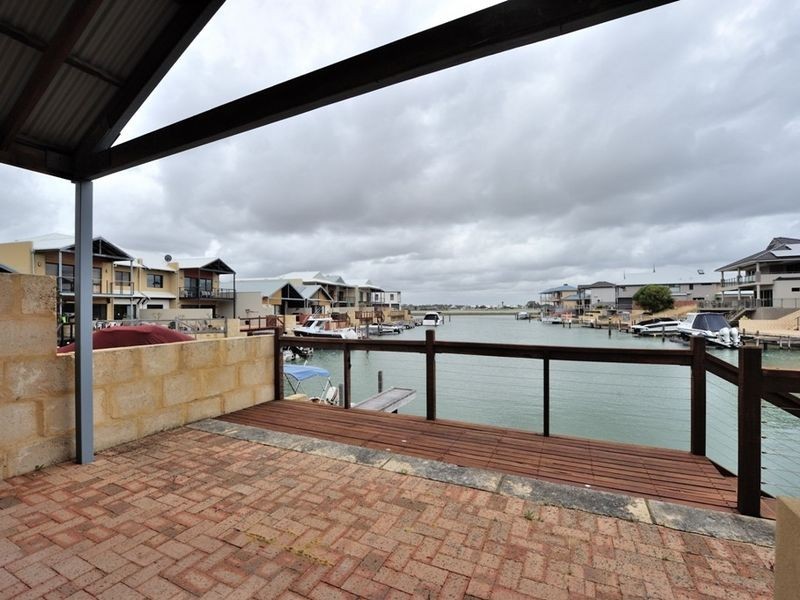 4/3 Piccolo Place, Halls Head WA 6210
