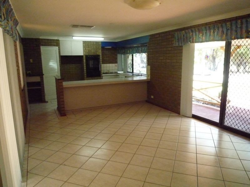 4 Dale Close, Halls Head WA 6210