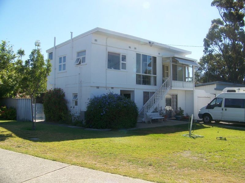 1 Gallop Street, Halls Head WA 6210