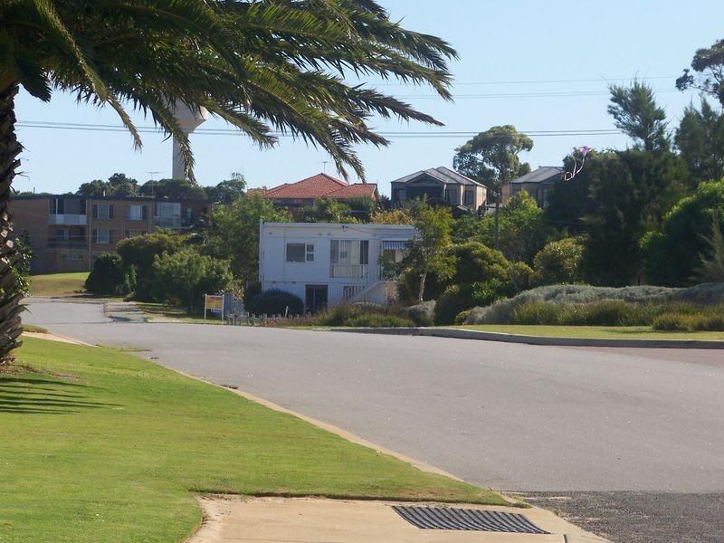 1 Gallop Street, Halls Head WA 6210