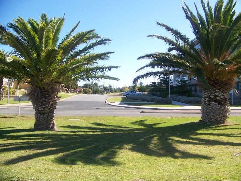 1 Gallop Street, Halls Head WA 6210