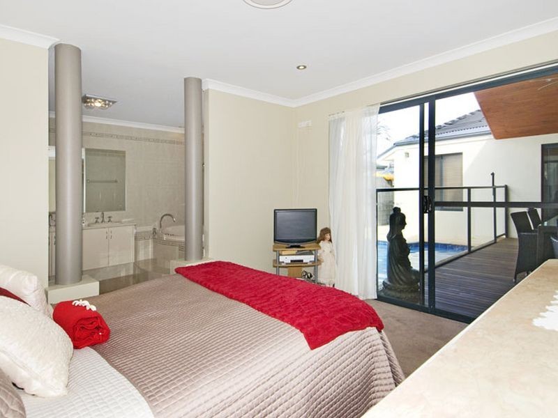 6 Lomatia Ramble, Halls Head WA 6210