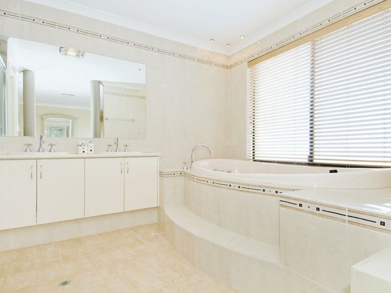 6 Lomatia Ramble, Halls Head WA 6210