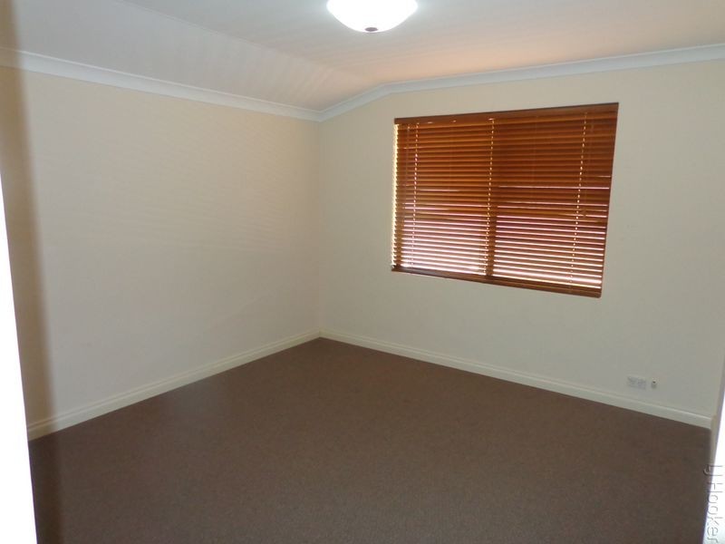 6 Malibu Point, Halls Head WA 6210