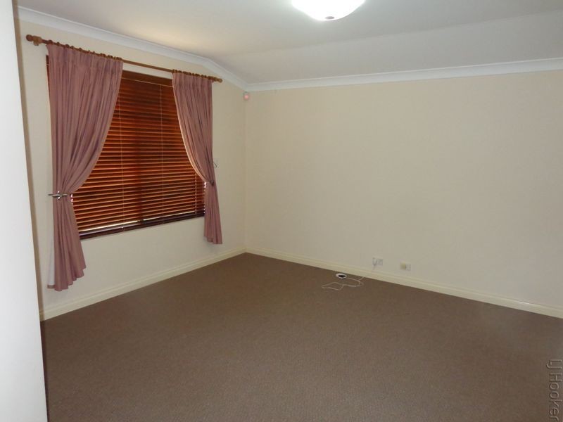 6 Malibu Point, Halls Head WA 6210