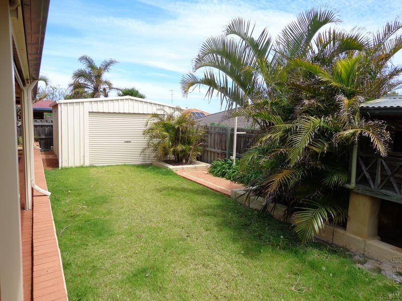 6 Malibu Point, Halls Head WA 6210