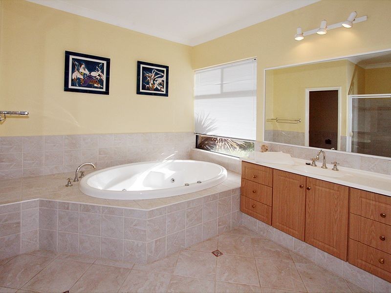6 Pinnace Court, Halls Head WA 6210
