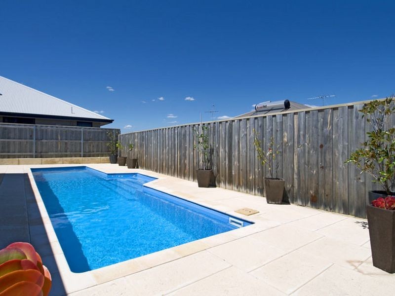 8 Lomatia Ramble, Halls Head WA 6210