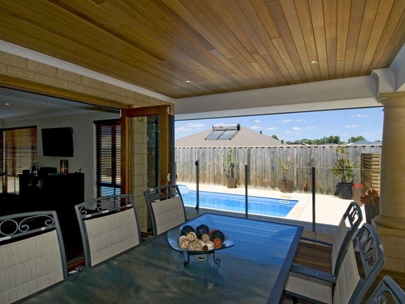 8 Lomatia Ramble, Halls Head WA 6210