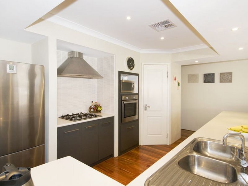8 Lomatia Ramble, Halls Head WA 6210