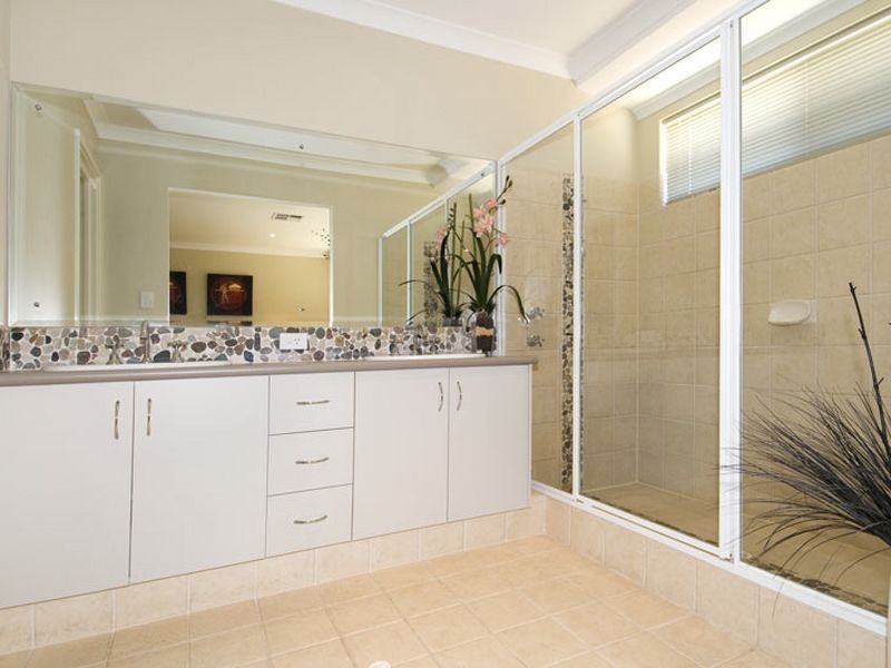 8 Lomatia Ramble, Halls Head WA 6210