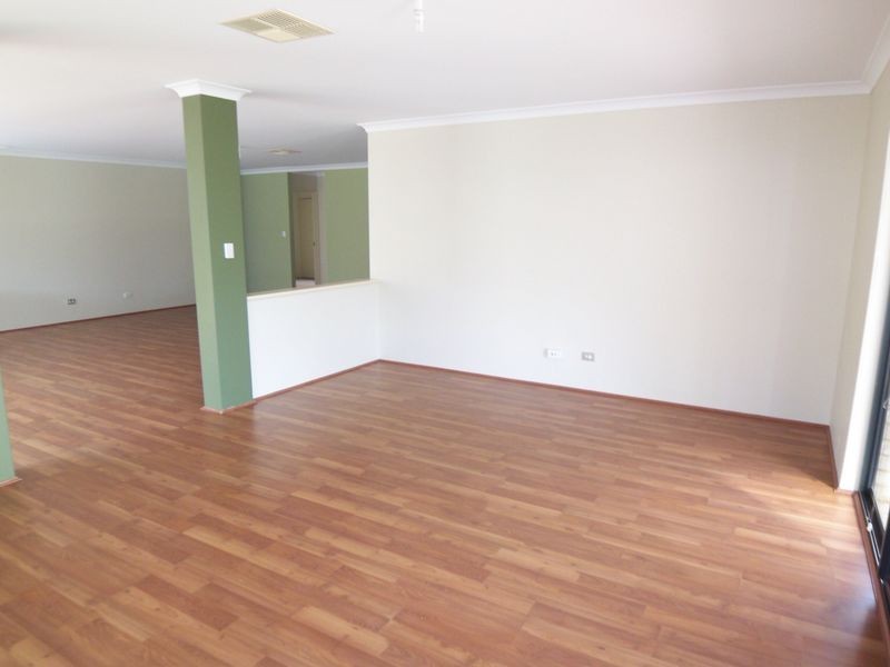 25 Teague Way, Lakelands WA 6180