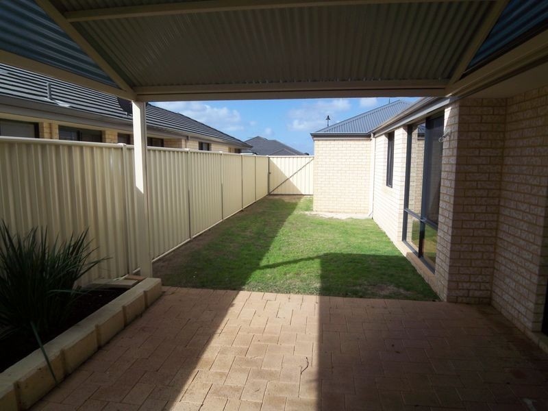 25 Teague Way, Lakelands WA 6180