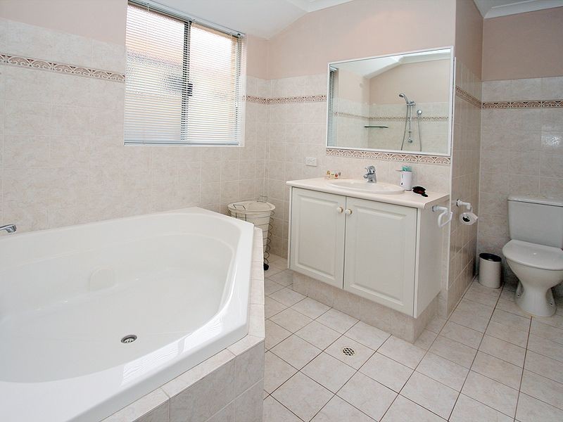 13 Starfire Close, Halls Head WA 6210