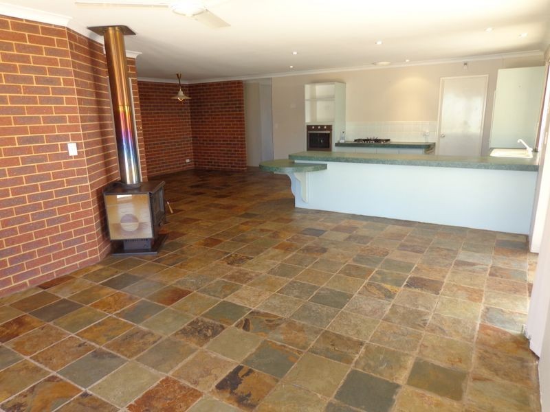 28 Floribunda Avenue, Halls Head WA 6210