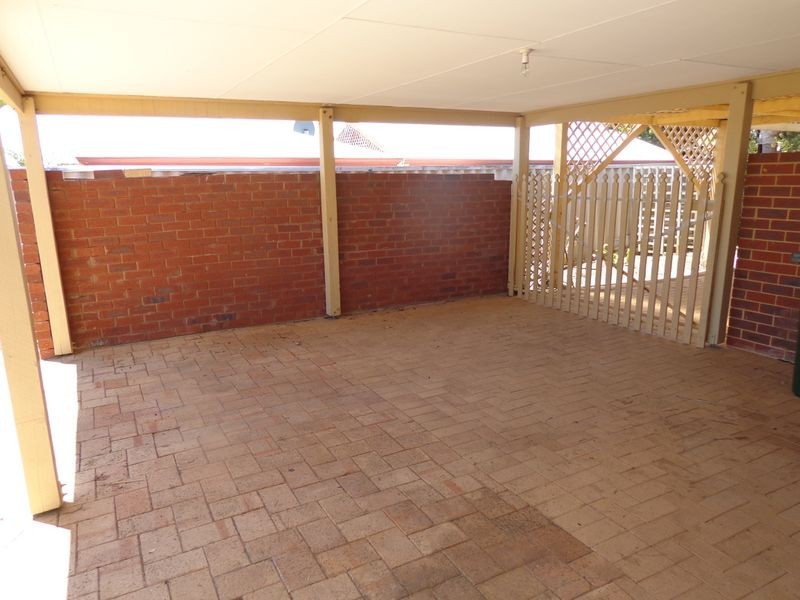 28 Floribunda Avenue, Halls Head WA 6210