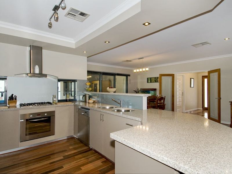 2 Chestnut Rise, Halls Head WA 6210