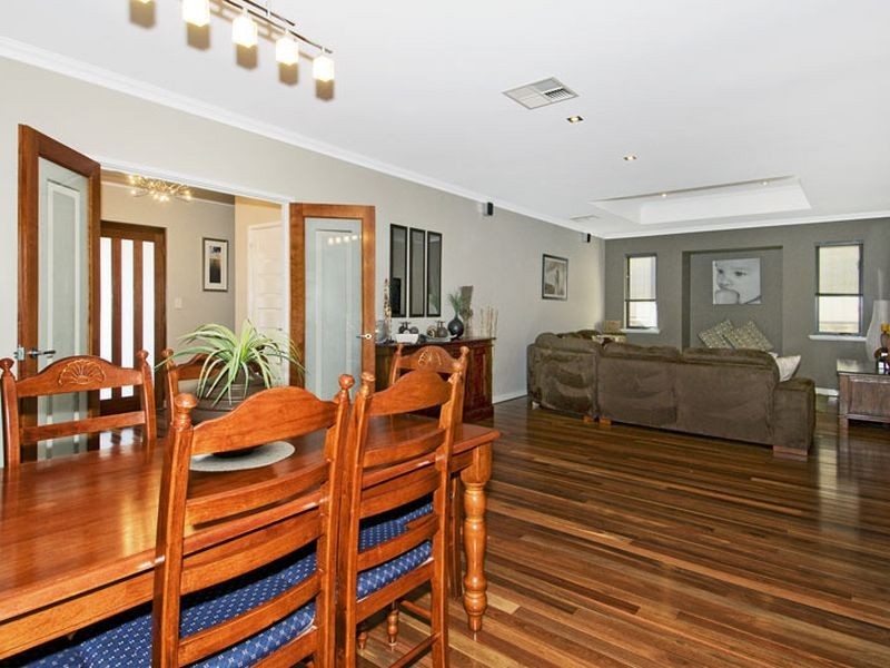 2 Chestnut Rise, Halls Head WA 6210