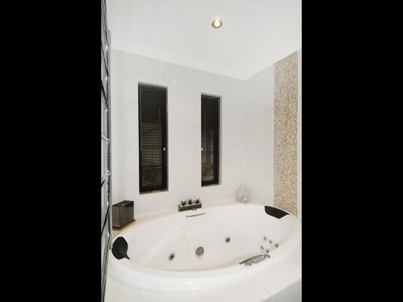 2 Chestnut Rise, Halls Head WA 6210